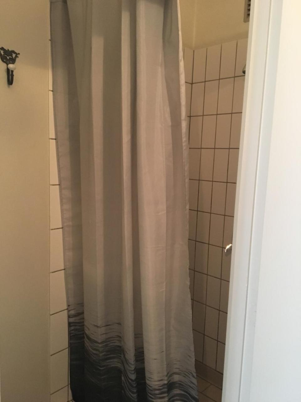 Helle Zelle mit großem Bett und Gemeinschaftsbad/-WC